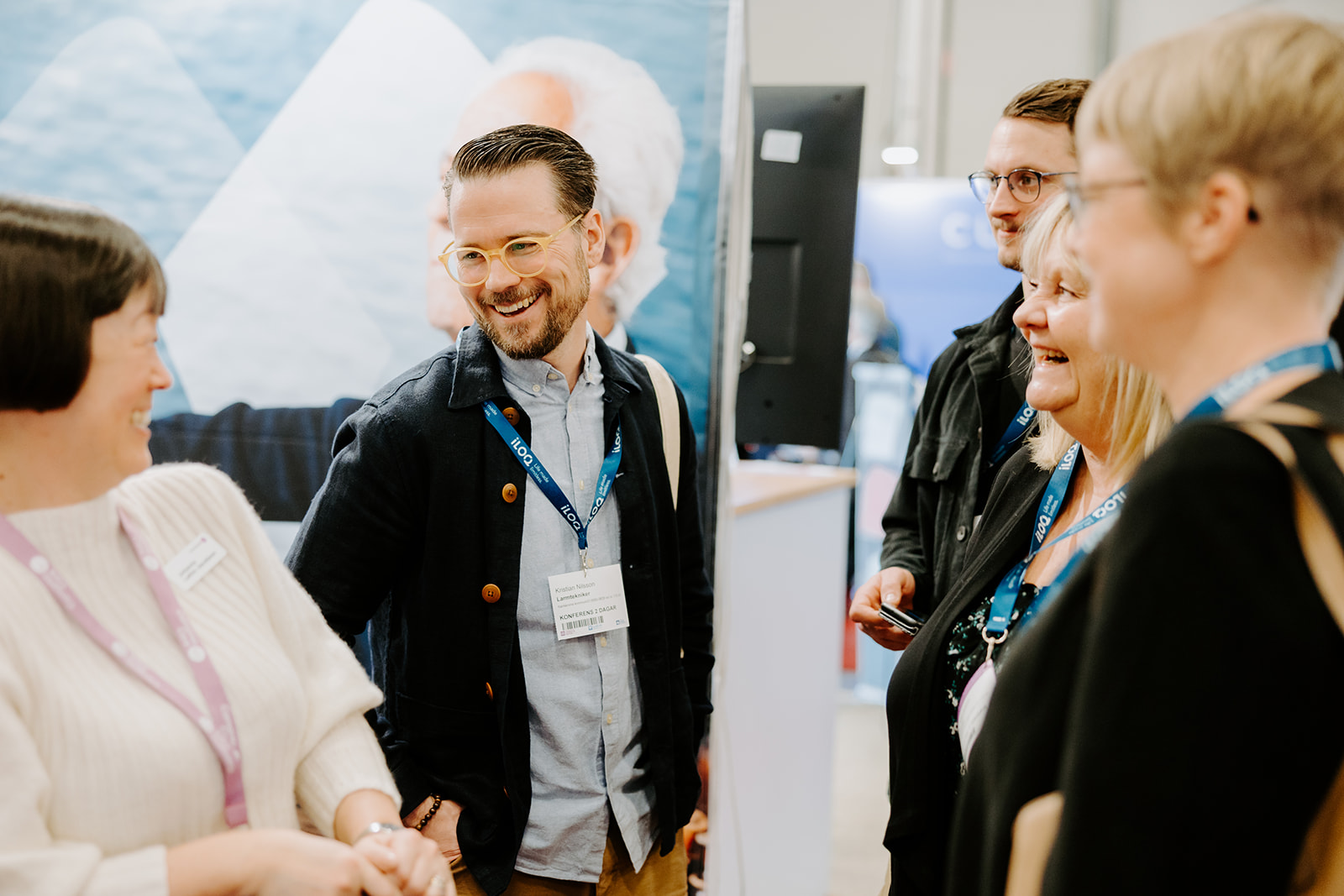 Bild på människor på en mässa